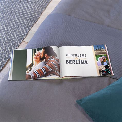 Rodina listujúca vo fotoknihe