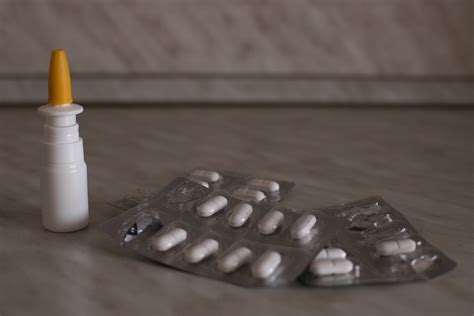 Ilustrácia rôznych domácich prostriedkov na liečbu prechladnutia a chrípky