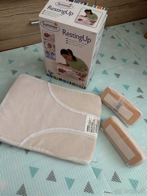 Bábätko spí vo zvýšenej polohe na klinovom vankúši