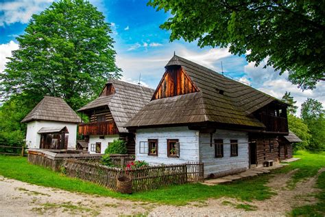 Ilustrácia tradičnej slovenskej dediny a moderného mesta