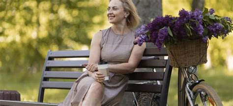 Ilustrácia mladej ženy v parku