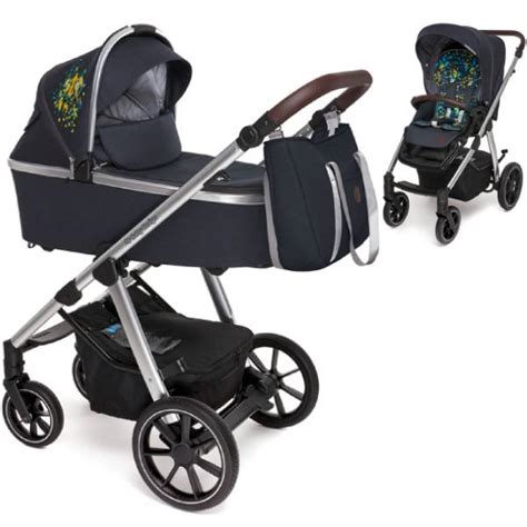 Rodina s dieťaťom používajúca kočík Baby Design