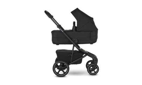 Dojča v hlbokej vaničke kočíka